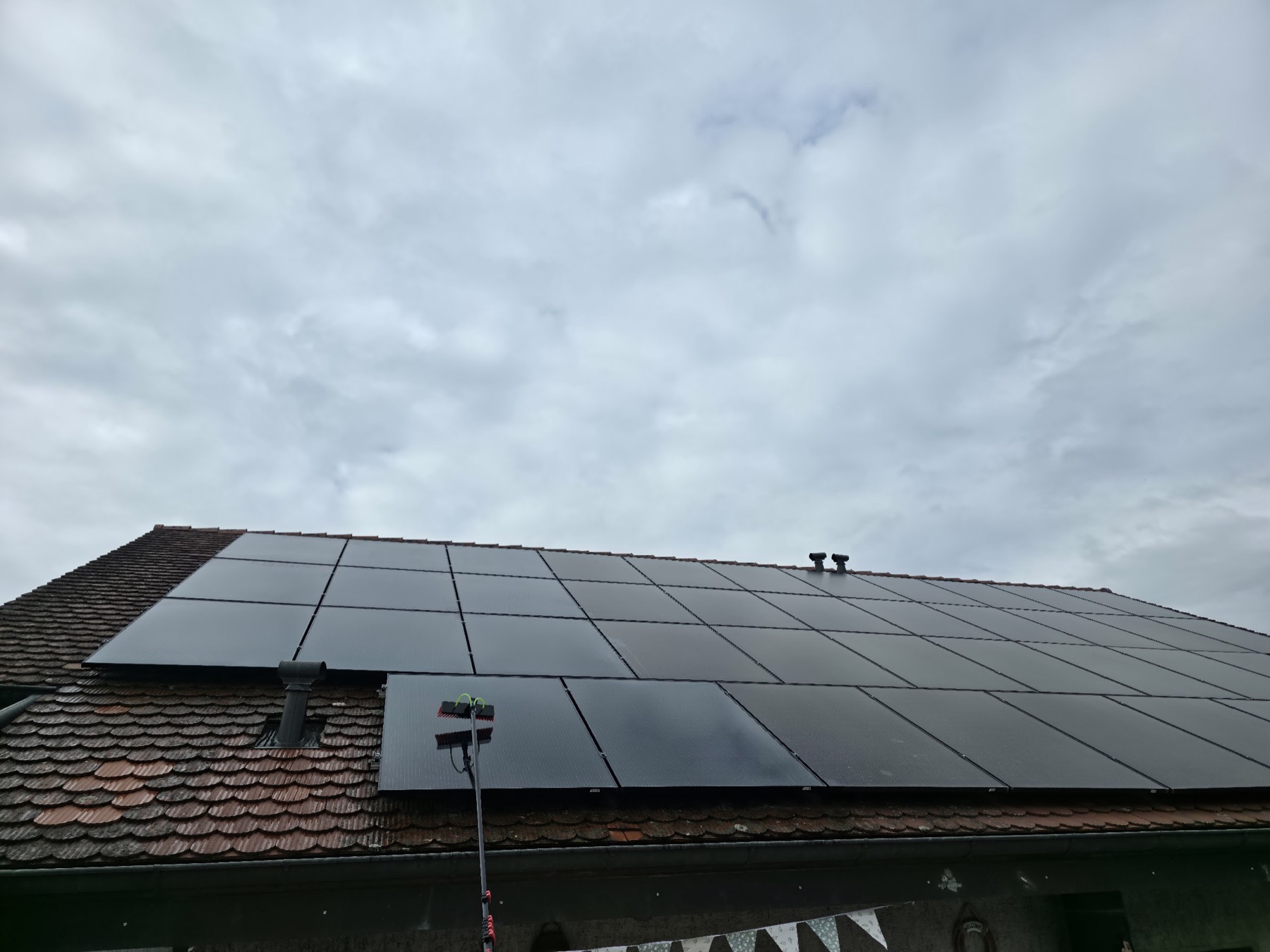 Panneaux solaires nettoyés à la brosse sur perche télescopique, depuis le sol
